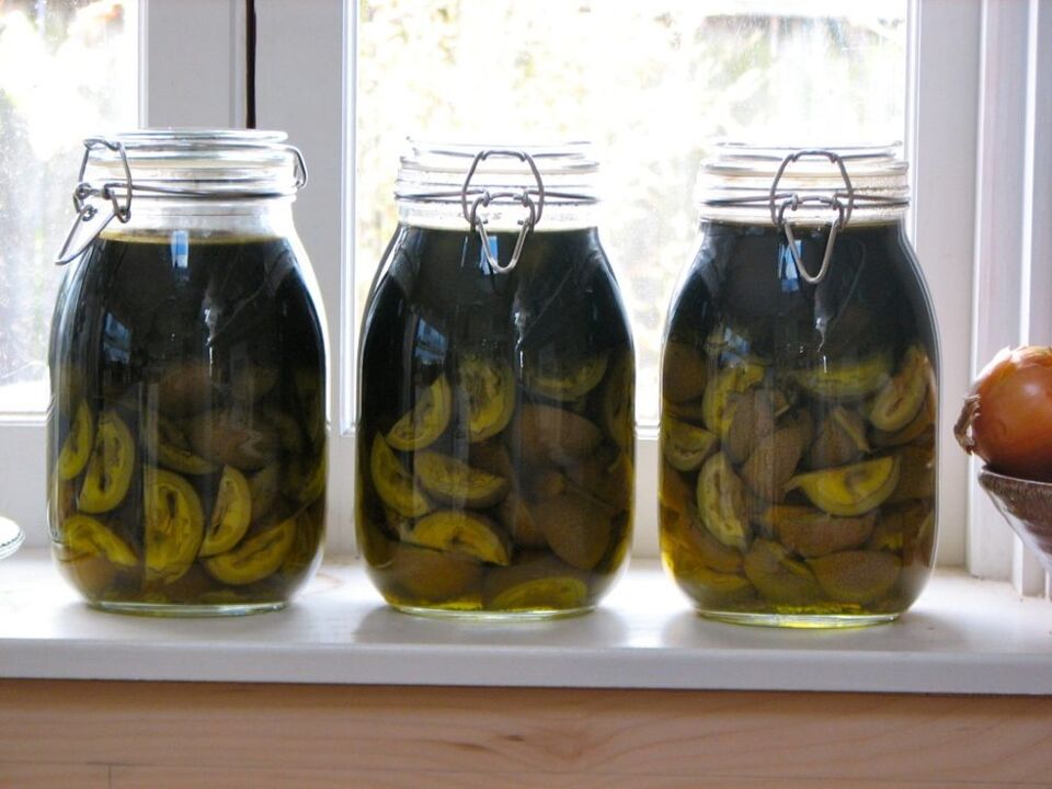 Tincture of walnuts and kerosene for treating papillomas